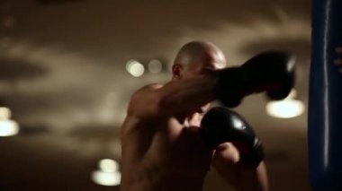 Boks Ayakkabı ve spor salonu zemin bir boks halka karşı şortla pompalanır-up erkekte.