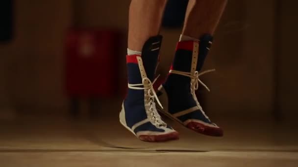 Close-up dari kaki boxer boxercup melompat pada tali lompat — Stok Video
