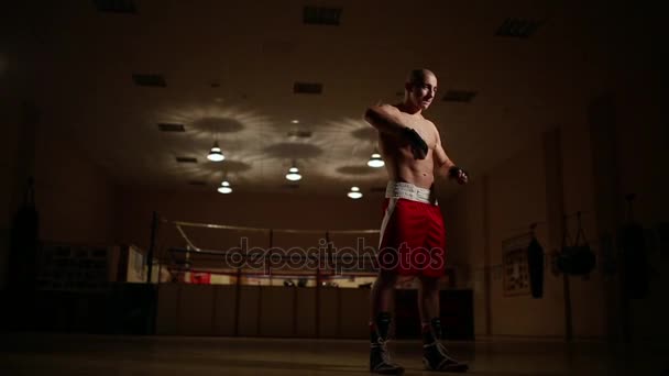 Boxeador conduce el calentamiento de las manos antes del entrenamiento . — Vídeos de Stock