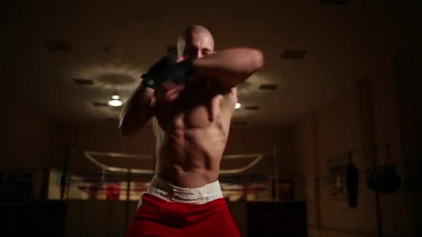 Ein professioneller Boxer im Hintergrund des Rings hält Schatten in Nahaufnahme, Kamerafahrt. — Stockvideo