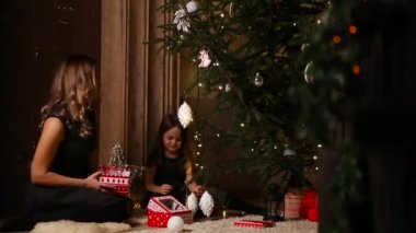 Anne ve küçük kızı rozhdetsvenskie oyuncaklar ağaç dekorasyon için seçin