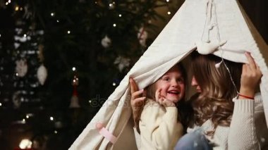 Anne ve kızı bir çadırda onların ev gizlilik içinde oturan ve her diğer kulağına.