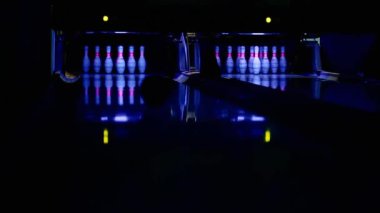 Grev. Top bowling salonu alır ve grev darbelere. Bir kusmak tüm iğne aşağı darbelere.