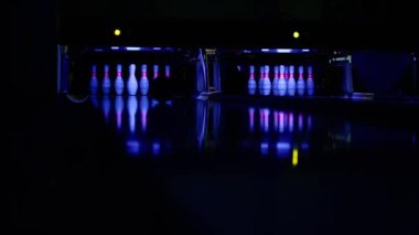 Bowling topu yol boyunca pimleri yönde alır. biri dışında tüm pins tatili.