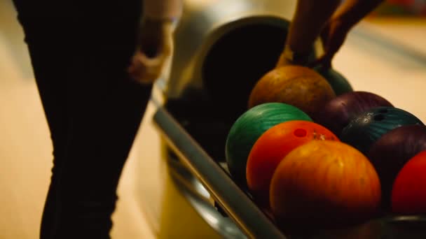 Kız için bowling topları dışarı vermek makine için bekliyor. — Stok video
