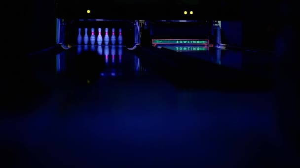 Dans le club de bowling, le joueur lance une boule de bowling sur les épingles . — Video