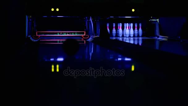 Bowling szabályok megsértése. Sucker Punch. A labda tekercsben a játék pálya mentén, és beleesik a gáton képernyőn a bowling. Finom. — Stock videók