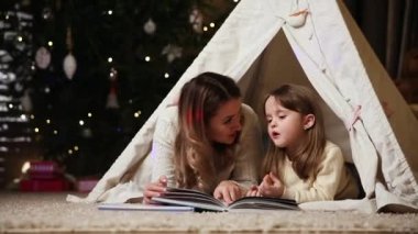 Anne okur bir kızı için onunla eve çadırda yalan gece masalı. Kamera hareketleri