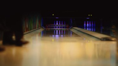 Bowling için oyun kulübünde oyuncu skittles darbelere bir bowling topu atar. Çift çivi üzerine atmak.