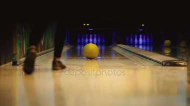 Bowling için oyun kulübünde oyuncu skittles darbelere bir bowling topu atar. Odağı, arka cepheye ile düzgün hareket. Oyuncu çaldı grev ve bacakları dans