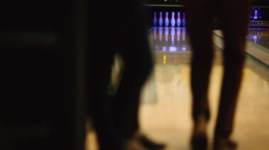 Bowling için oyun kulübünde oyuncu skittles darbelere bir bowling topu atar. Grev bacaklar oyuncular özel ayakkabı.