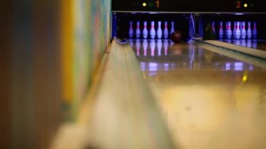 Bowling için oyun kulübünde oyuncu skittles darbelere bir bowling topu atar. Çifte atmak, topu pimleri bir parçası darbelere ve ikinci atış ile bitirir...