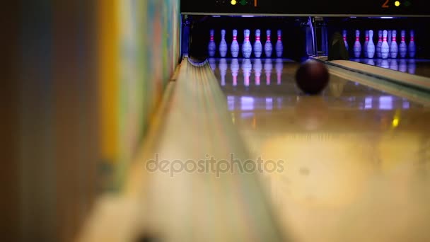 Bowling için oyun kulübünde oyuncu skittles darbelere bir bowling topu atar. İğne çaldı ve kaldı yalnız. — Stok video