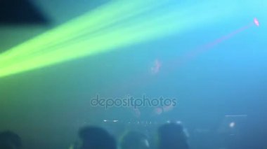 Profesyonel Dj müzik besteleri kulüpte dans insanlar için çalış.