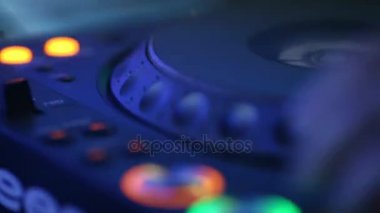 Uzak Dj yakın çekim. Turntable, düğmeler ve mens el.