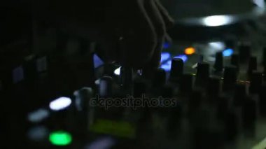 Gece kulübünde dans. DJ inşaat için uzaktan kumanda