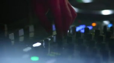 Gece disko profesyonel Dj kontrollerde müzik kulüpleri. şarkı karışımları ve biraz oynar. Kamera hareketi