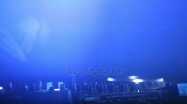 Ses Denetim Masası yakın çekim performansı sırasında konserde. Kameranın odak değiştirmenin Dj gider