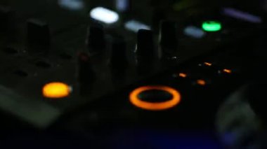 Ses Denetim Masası yakın çekim performansı sırasında konserde. Düğmeleri farklı renklerle yaktı.