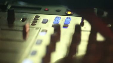 Kamera hareketleri Dj konsolu kapatın. kolu kişi Mikser birimde artırır.