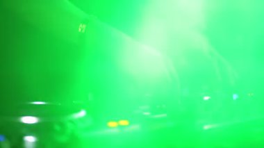 Kamera hareketleri Dj konsolu kapatın. kolu kişi Mikser birimde artırır.