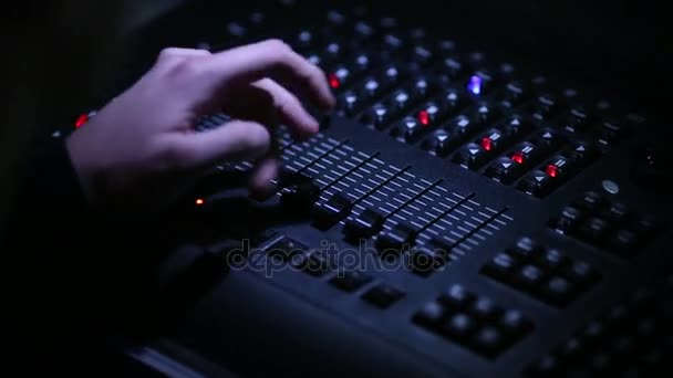 Ses mühendisleri eller yakın çekim sırasında konser kontrol ekipmanları. — Stok video