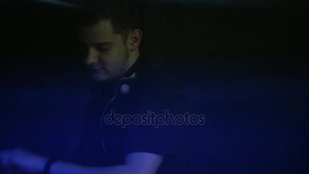 Um DJ profissional toca composições musicais para pessoas que dançam no clube. Equipamento musical . — Vídeo de Stock