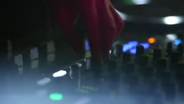 In den Nachtclubs in der Disco sorgt professioneller DJ für die Musik. mischt Songs und spielt ein bisschen. Kamerafahrt — Stockvideo