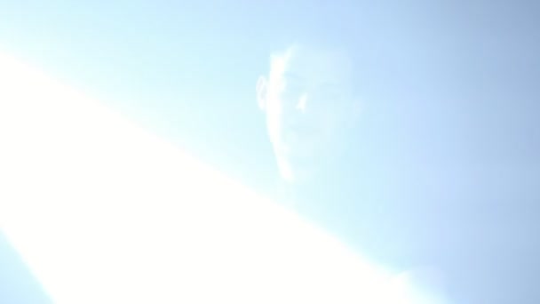 gros plan d'un DJ met des écouteurs sur sa tête et joue de la musique à l'aide du volet de musique. Crie la foule à la chanson et lève les mains vers le haut .