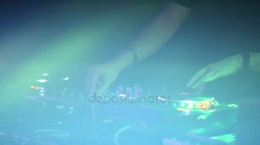 Profesyonel Dj yakın çekim bir gece kulübü partide soundbar çalışır. Aydınlatma