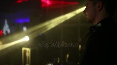 Müzik panelde oynayan bir Dj portresi. Yan görünümü. Müzik çalar gece kulübünde Dj parti bir atmosfer yaratmaktadır. Club Müzik