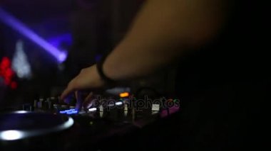 Bir parti bir gece kulübünde çalışan bir profesyonel Dj kişilik bir kalabalık rüzgarlar ve müzik karışımları. DJ yakın çekim.