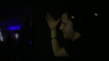 DJ kulaklık hareketleri elleriyle dans kalabalık alır.