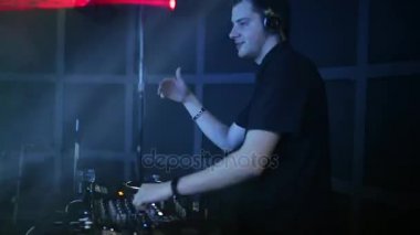 Bir parti bir gece kulübünde çalışan bir profesyonel Dj kişilik bir kalabalık döner ve müzik karışımları.