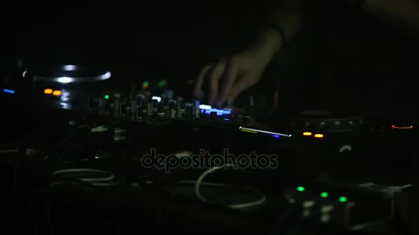 Professional Dj έργα γκρο πλαν στη ράβδο ήχου σε ένα νυχτερινό κέντρο διασκέδασης πάρτι. — Αρχείο Βίντεο