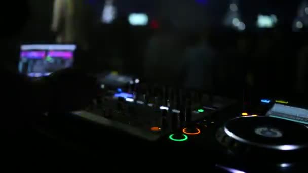 Professionele close-up op een geluid paneel op een feestje in een nachtclub. Lichte muziek. De dans van de mensen op de eerste. Sound mixer. De dansvloer van de club. Camerabeweging — Stockvideo