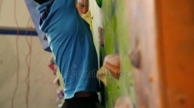 Profesyonel kaya tırmanma dik bir duvar ve tatili. Tırmanma duvarı. Tırmanma duvarı odasında. yakın çekim