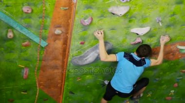 Tırmanıcı bir geniş açı ile dağa tırmanmak eğitiyor. Profesyonel bir sporcu. başarısız girişim engeli aşmak için. Üstten Görünüm.