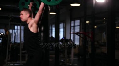 spor salonunda adam ağır ağırlık ile Halter başının üzerinde kaldırdı..