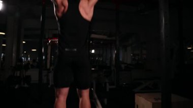 arka görüntü, kamera bir sporcu uygun bara pull-up gerçekleştirmek için hareket ediyor.