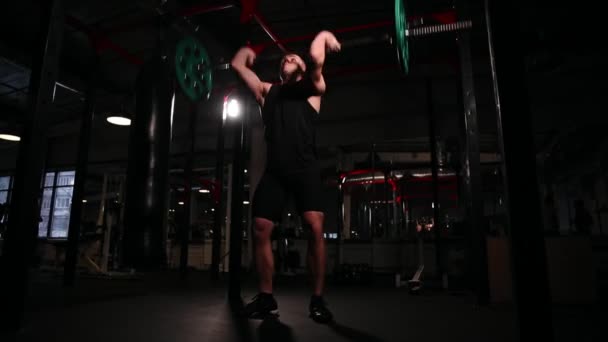 Mujdchin squats en pakt de balk boven zijn hoofd. complexe oefening. — Stockvideo