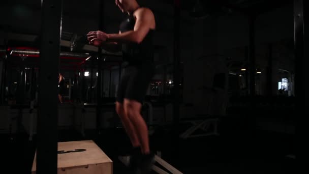 Een professioneel atleet voert cardio werk. Voert benutting op de kud in de sportschool. — Stockvideo