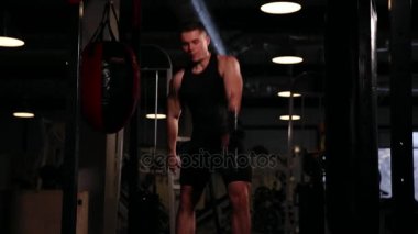 Profesyonel bir atlet ve sol el pirsadia bir ağırlık halterle gerçekleştirir.