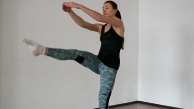 İki kadın sporcular spor elbise step-up bacaklarını yükseltme gerçekleştirin. Stretching ve paletes kişisel bir derste profesyonel bir eğitmen tarafından gerçekleştirilir. Yakın çekim, kamerayı hareket ediyor