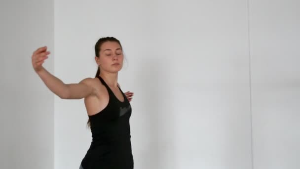 Twee meisjes opwarmen vóór het begin van de opleiding, verspreiding van hun handen naar de zijden bewegen het lichaam naar links en naar rechts. — Stockvideo