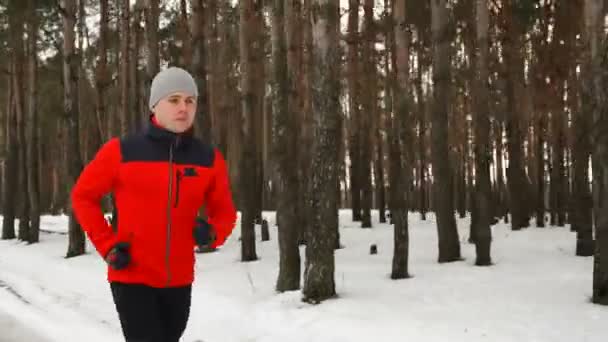 Atleta se prepara para maratona de inverno — Vídeo de Stock