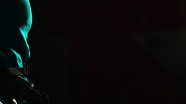 Balder profesyonel bir el ile siyah bir zemin üzerine yakın çekim. Tebeşir kaymasını karşı ellerini uygulayın. Pamuk ve toz farklı yönlere dağılmış. Spor yarışmaları.
