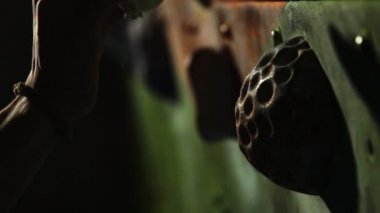 Yakın çekim bir tırmanma duvarı, yarışmalar için hazırlık, yağlama rotasındaki magnesia tarafından kanca