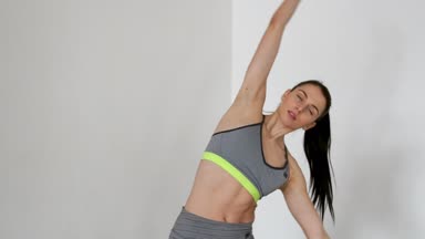 Kızlar yamaçları ve farklı yönlere ellerini tutarak sol diz çökmüş gerçekleştirin. Genç kız yoga nişanlandık. Kamera bir diğerine gider