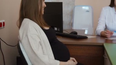 Genç, güzel ve hamile bir kadın doğum sırasında geçiş hakkında bir doktor ile bir Danışma için geldi. Doktor ve hasta hastane odasında arasındaki diyalog